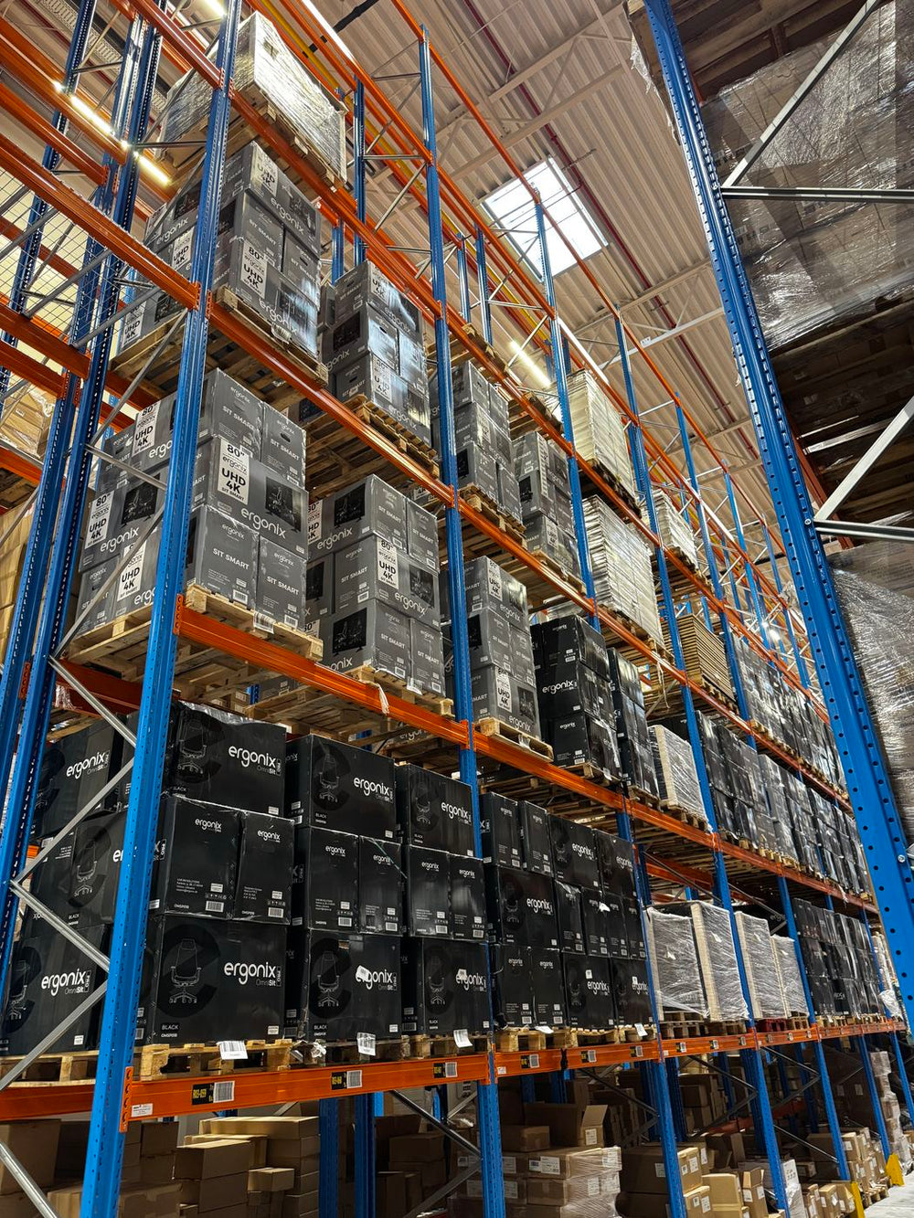 Sandėlio stelažai, pilni Ergonix dėžių